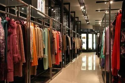 为何杂牌服装店价格反而更贵?卖家:客流太少,宰一个能吃一天